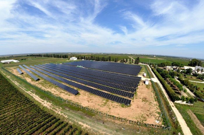 Veduta aerea di un impianto fotovoltaico a terra